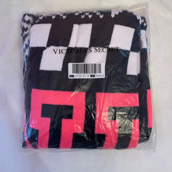 NEW VS PINK cozy blanket - Picture 2 of 3